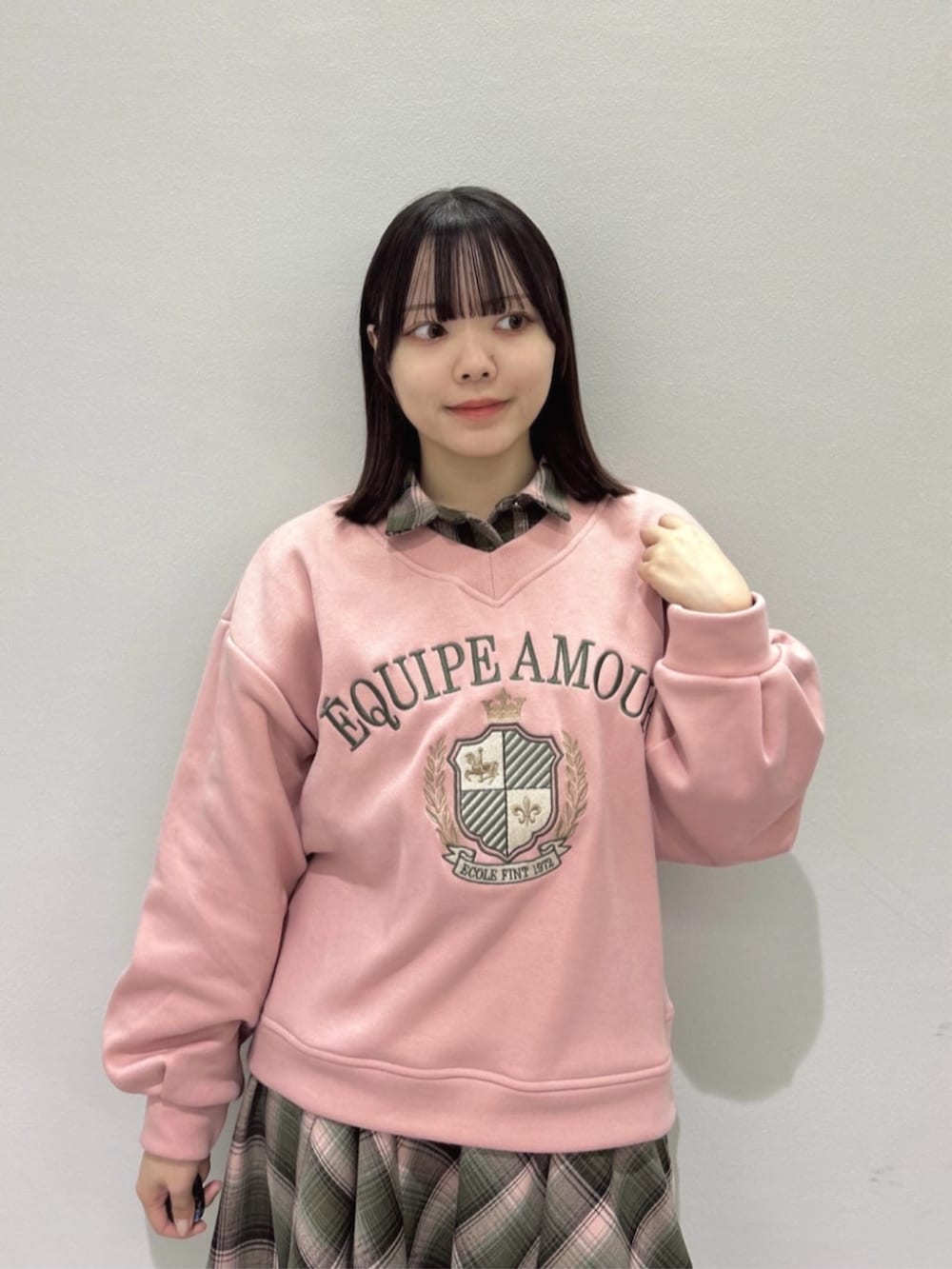 「fint、an another angelus、骨格ウェーブ、イエベ春、低身長、カジュアル、カジュアルコーデ、セットアップスタイル、セットアップ、スウェット、トレーナー、刺繍、チェックシャツ、チェックスカート、レイヤードスタイル」｜「F i.n.tのプチレースアップブーティー（ブーツ、ブラウン系）」を使った、F i.n.tさん（レディース・153cm）の冬コーディネートの2枚目の写真