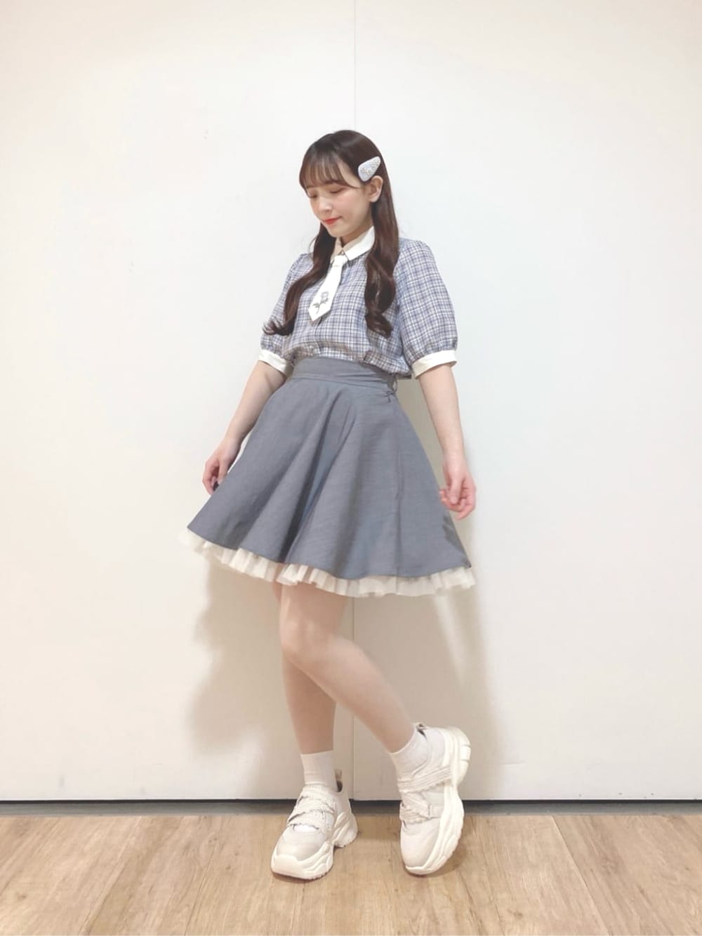 「チェック、リボン、低身長、イエベ春、骨格ウェーブ、春服、150cm台コーデ、チュール、クレリック、ネクタイ、刺繍、花刺繍、ヘアピン」｜「F i.n.tの裾チュールサーキュラーミニスカート（スカート、グレー系）」を使った、F i.n.tさん（骨格ウェーブ・レディース・150cm）の春コーディネートの5枚目の写真