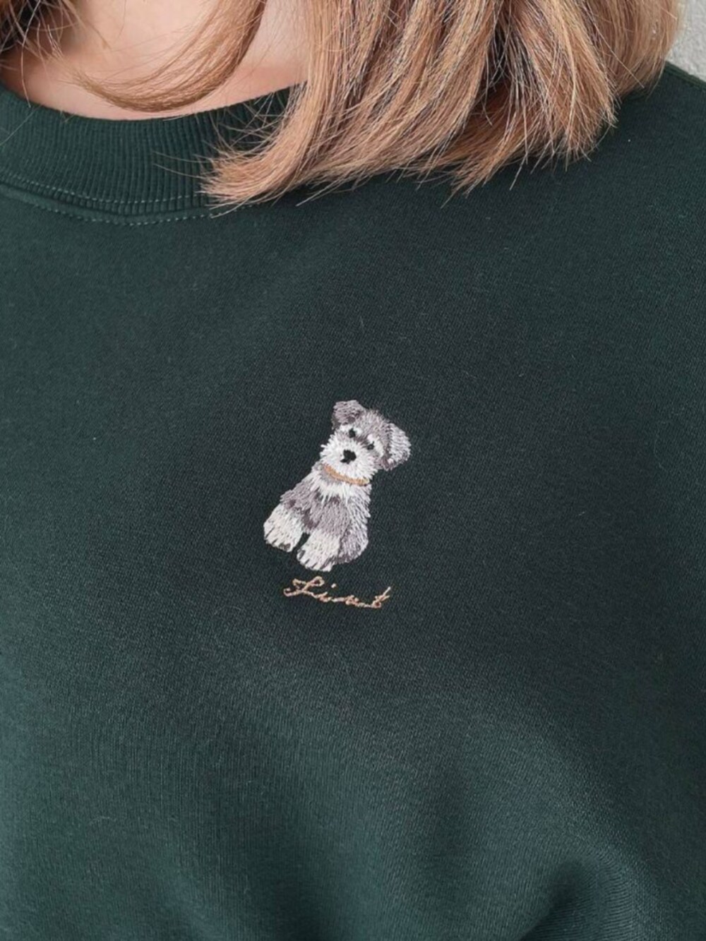 ブラウン系のモカシン/デッキシューズ、グリーン系のスウェット、グリーン系のスカートを着用したレディースの秋コーディネートの3枚目の写真