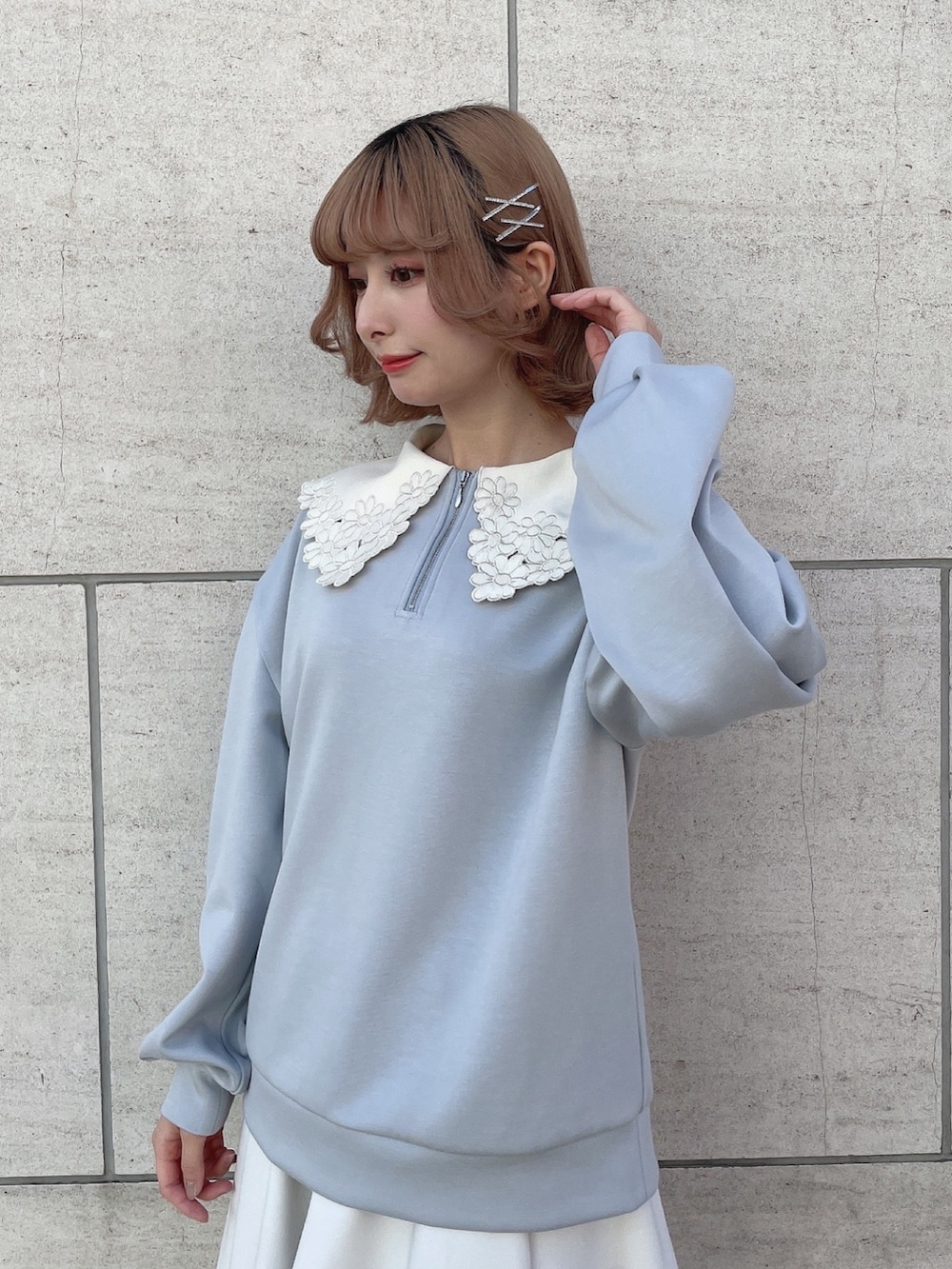 「fint、an another angelus、骨格ウェーブ、イエベ春、低身長、春服コーデ、お出かけコーデ、今日のコーデ、スウェット、トレーナー、刺繍、スカート、チュールスカート、ベルクロ、厚底シューズ」｜「F i.n.tの裾チュールサーキュラーミニスカート（スカート、ホワイト系）」を使った、F i.n.tさん（骨格ウェーブ・レディース・152cm）の冬コーディネートの2枚目の写真
