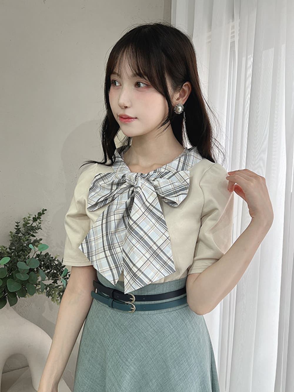 ホワイト系のTシャツ/カットソー、ブルー系のスカート、ブラウン系のパンプスを着用したレディースの夏コーディネートの3枚目の写真