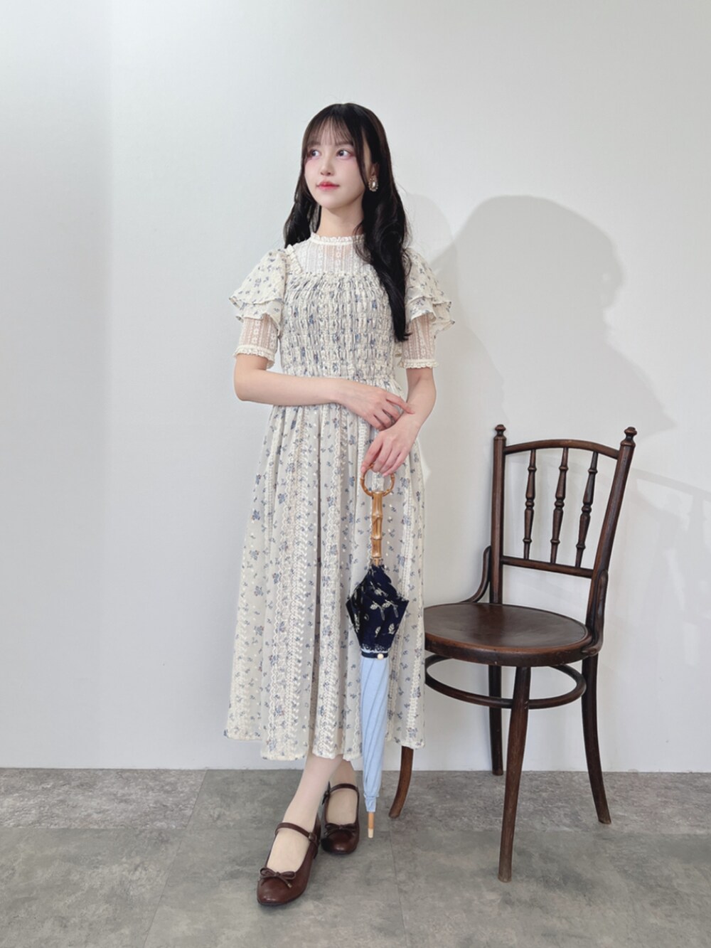 ブラウン系のパンプス、ホワイト系のTシャツ/カットソー、ブルー系のワンピースを着用したレディースの夏コーディネートの2枚目の写真