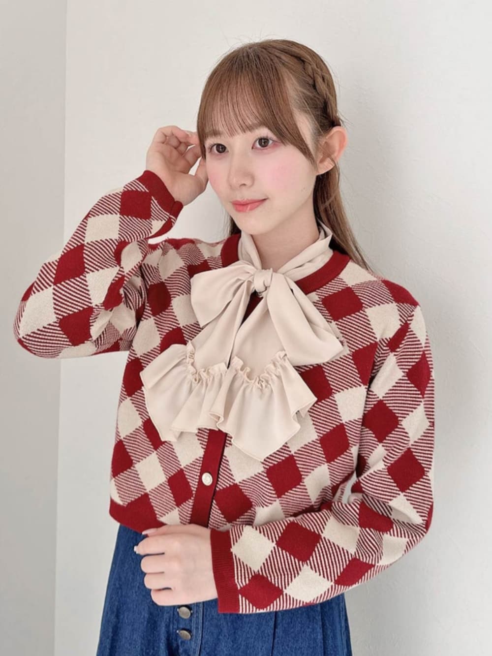レッド系のバレエシューズ、ブルー系のデニムパンツ、レッド系のカーディガン/ボレロを着用したレディースの秋コーディネートの2枚目の写真
