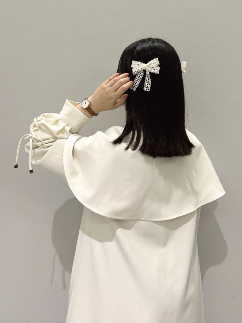 「fint、an another angelus、骨格ウェーブ、イエベ春、低身長、春先取り、春アウター、お出かけコーデ、ガーリー、トレンチコート、ブラウス、リボン、プリーツスカート、サッチェルバッグ、ローファー」|「F i.n.tの細プリーツスカート(スカート、グレー系)」を使った、F i.n.tさん(骨格ウェーブ・レディース・153cm)の冬コーディネートの2枚目の写真