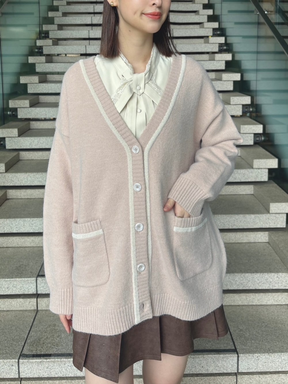 「fint、an another angelus、骨格ウェーブ、イエベ春、お出かけコーデ、秋コーデ、秋のコーデ、秋冬コーデ、カーディガン、ボウタイブラウス、リボン、レザー、プリーツスカート、ブラウン、厚底シューズ」｜「F i.n.tのキルト風フェイクレザーミニスカート（スカート、ブラウン系）」を使った、F i.n.tさん（レディース・165cm）の秋コーディネートの2枚目の写真