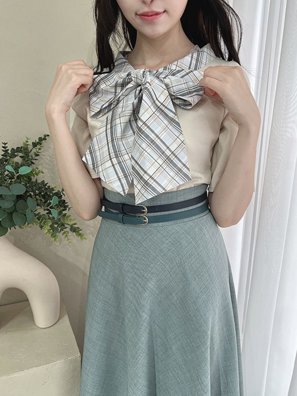ホワイト系のTシャツ/カットソー、ブルー系のスカート、ブラウン系のパンプスを着用したレディースの夏コーディネートの2枚目の写真