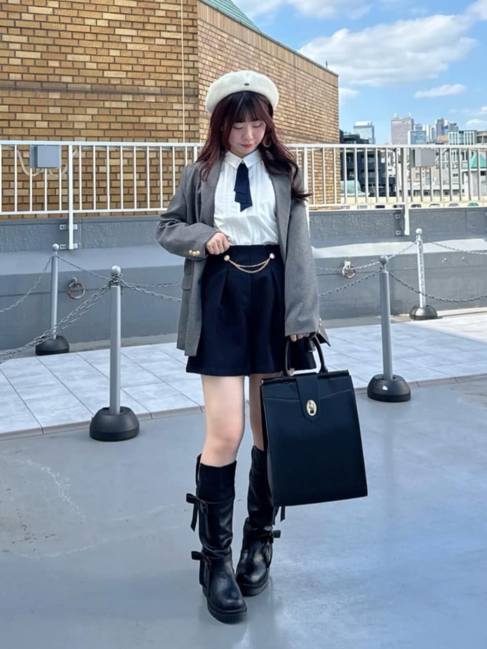 ブラック系のトートバッグ、ブラック系のブーツ、ブラック系のその他パンツを着用したレディースの秋コーディネートの2枚目の写真