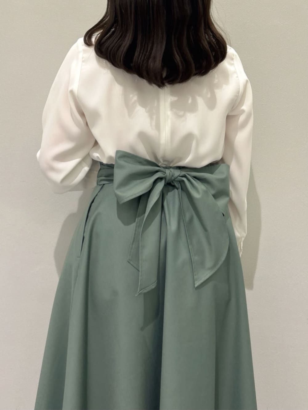 「fint、an another angelus、骨格ウェーブ、イエベ春、春コーデ、春色、ガーリー、ブラウス、レース、スカート、２ＷＡＹ、バックリボン、グリーン、サッチェルバッグ、ローファー」｜「F i.n.tのダブルベルト縦型サッチェルバッグ（ハンドバッグ、ブラウン系）」を使った、F i.n.tさん（骨格ウェーブ・レディース・153cm）の春コーディネートの2枚目の写真