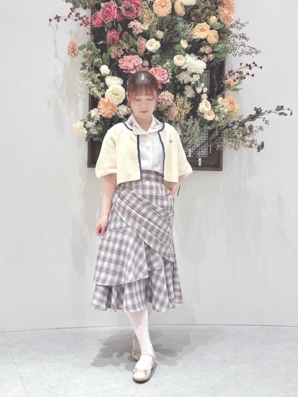 ベージュ系のパンプス、ホワイト系のシャツ/ブラウス、ホワイト系のカーディガン/ボレロを着用したレディースの春コーディネートの2枚目の写真