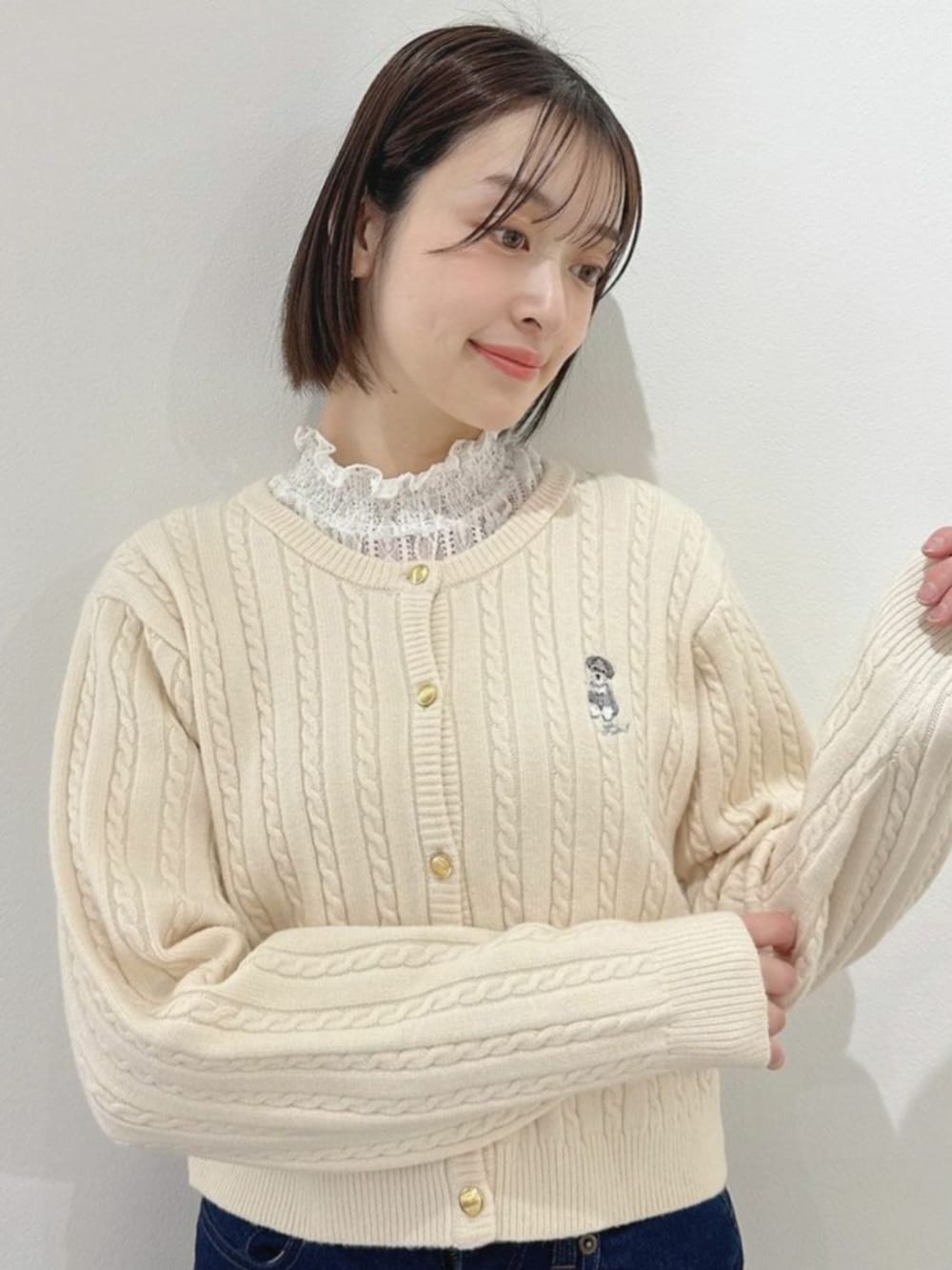 ホワイト系のTシャツ/カットソー、ブルー系のデニムパンツ、ブラウン系のショルダーバッグを着用したレディースの冬コーディネートの2枚目の写真