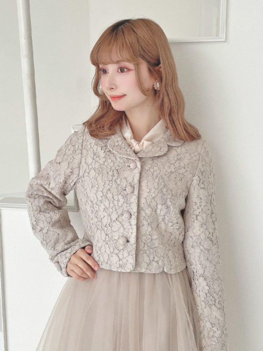 ピンク系のシャツ/ブラウス、ピンク系のスカート、ブラック系のパンプスを着用したレディースの冬コーディネートの2枚目の写真