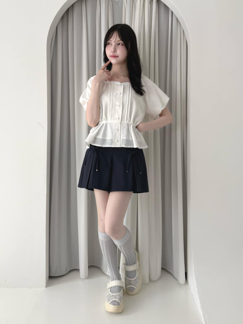 ホワイト系のサンダル、ホワイト系のシャツ/ブラウス、ブルー系のその他パンツを着用したレディースの夏コーディネートの2枚目の写真