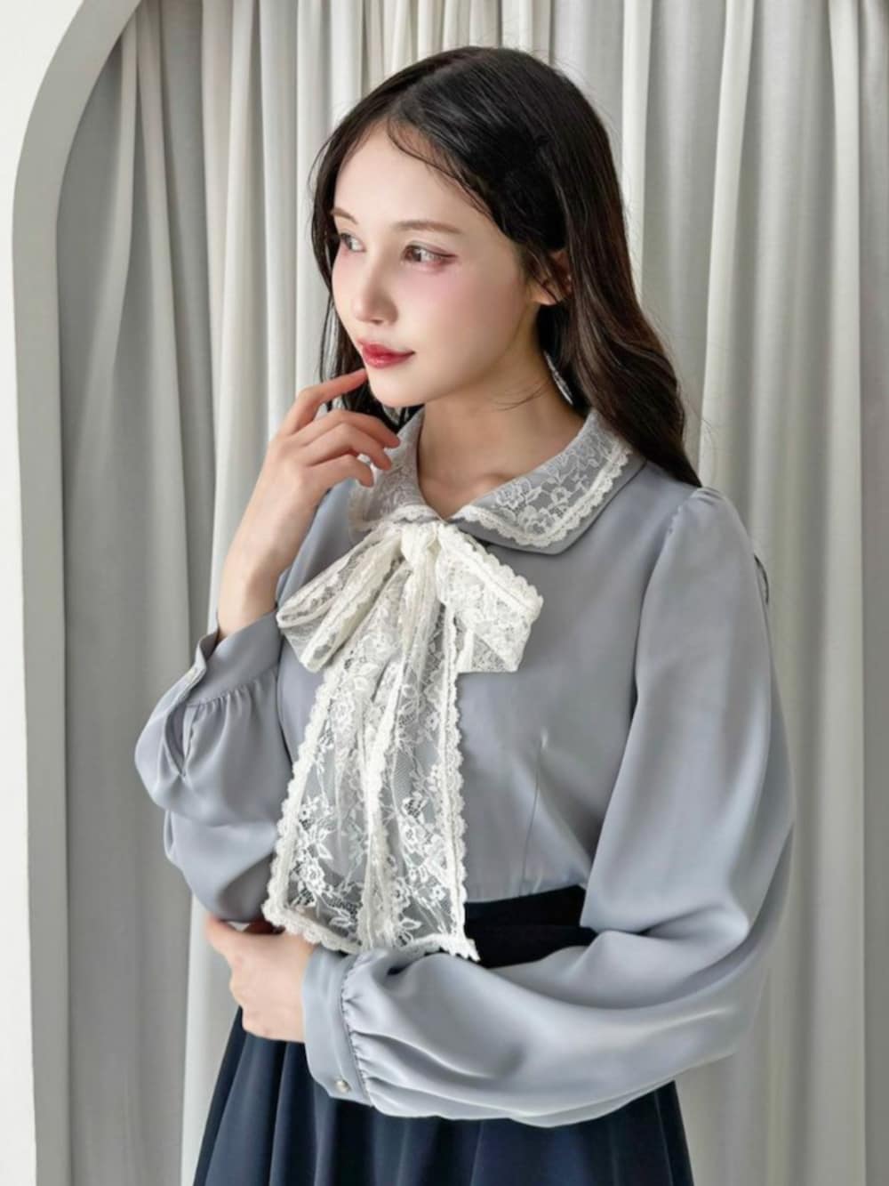 ブラック系のローファー、グレー系のシャツ/ブラウス、ブルー系のスカートを着用したレディースの冬コーディネートの2枚目の写真