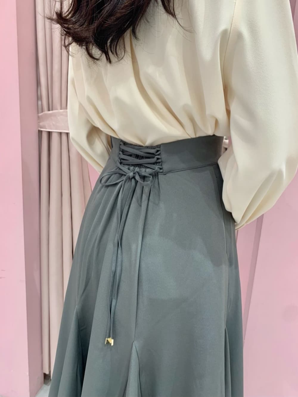 「fint、an another angelus、骨格ウェーブ、イエベ秋、低身長、シンプルスタイル、大人かわいい、ブラウス、リボン、リボンタイ、グリーン、スカート、レースアップ、バレエシューズ、フラットシューズ」｜「F i.n.tの【WEB限定SS,LLサイズあり】ストラップ付リボンバレエシューズ（パンプス、ブラウン系）」を使った、F i.n.tさん（骨格ウェーブ・レディース・153cm）の冬コーディネートの2枚目の写真