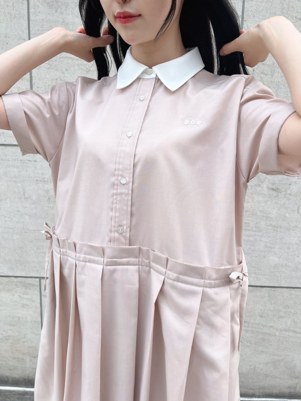 ホワイト系のバックパック/リュック、ホワイト系のサンダル、ピンク系のシャツワンピースを着用したレディースの春コーディネートの3枚目の写真