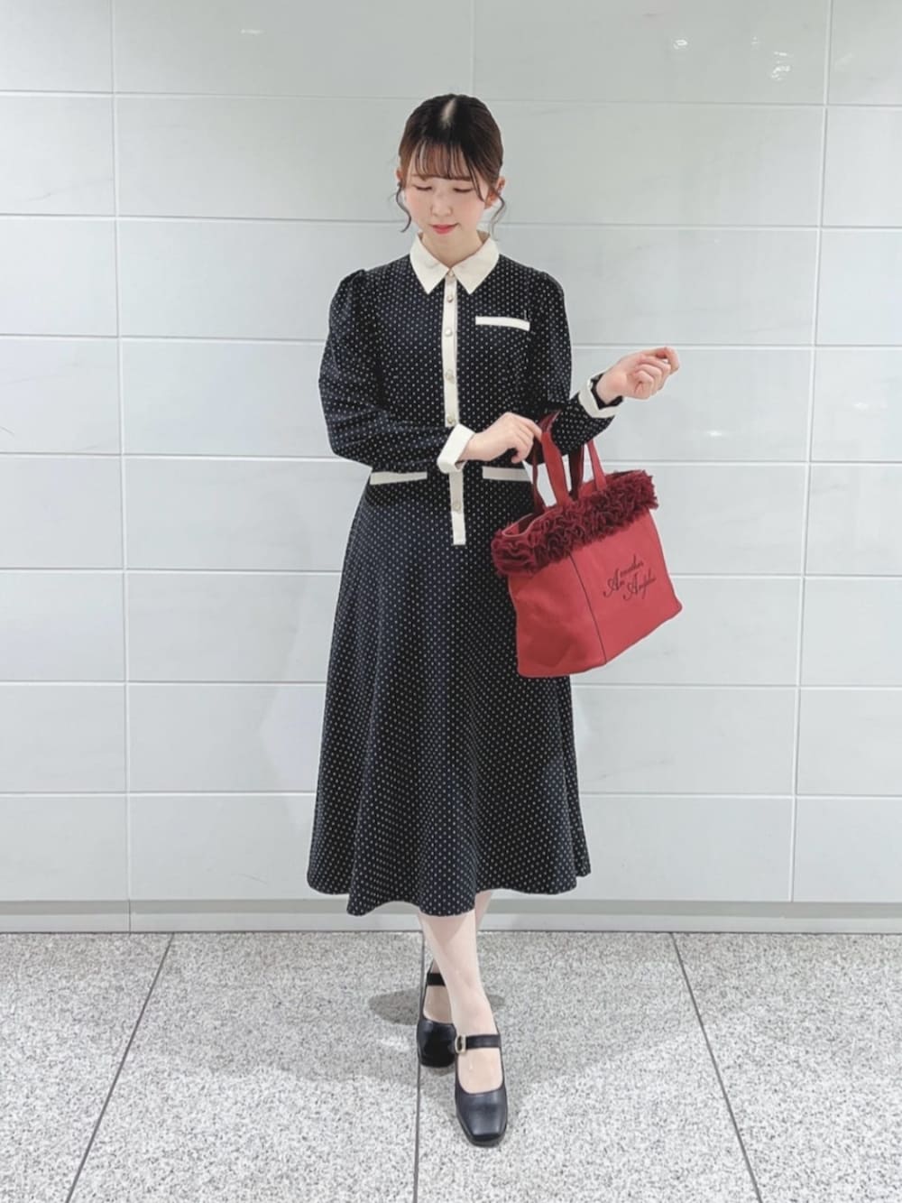 「fint、an another angelus、骨格ウェーブ、ブルベ夏、ワンピーススタイル、モノトーン、冬コーデ、ショートコート、ぺプラム、ワンピース、ドット、シャツワンピ、チュール、トートバッグ、パンプス」|「an another angelusのボリュームチュールフリルキャンバストート(トートバッグ、レッド系)」を使った、F i.n.tさん(骨格ウェーブ・レディース・160cm)の冬コーディネートの2枚目の写真