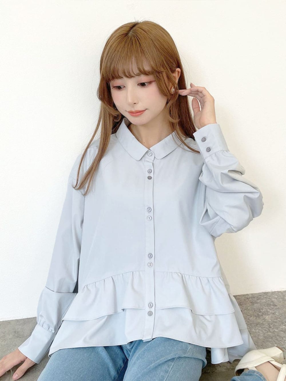 ホワイト系のサンダル、ホワイト系のハンドバッグ、グレー系のシャツ/ブラウスを着用したレディースの夏コーディネートの3枚目の写真