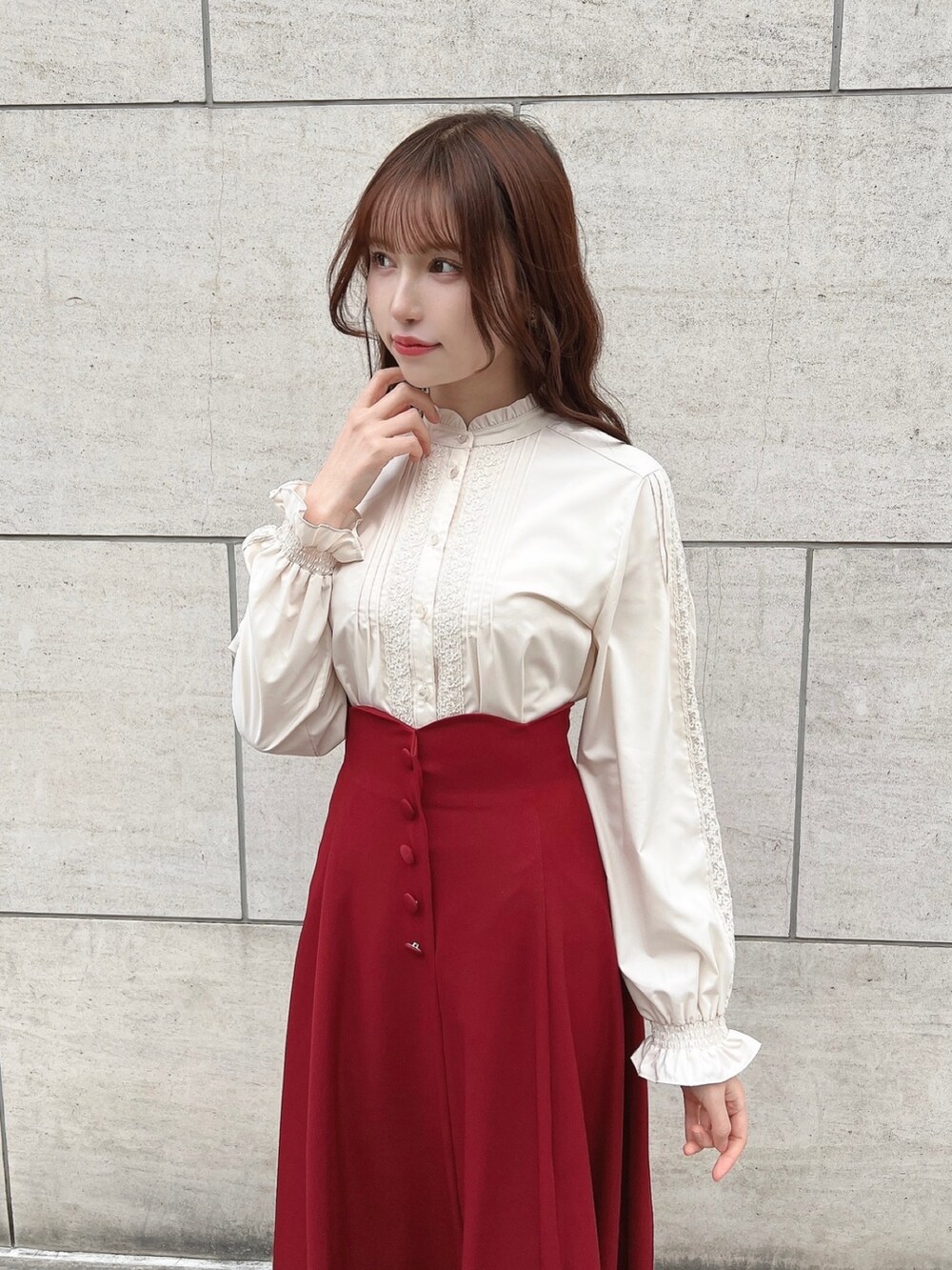 ブラック系のパンプス、レッド系のスカートを着用したレディースの冬コーディネートの2枚目の写真