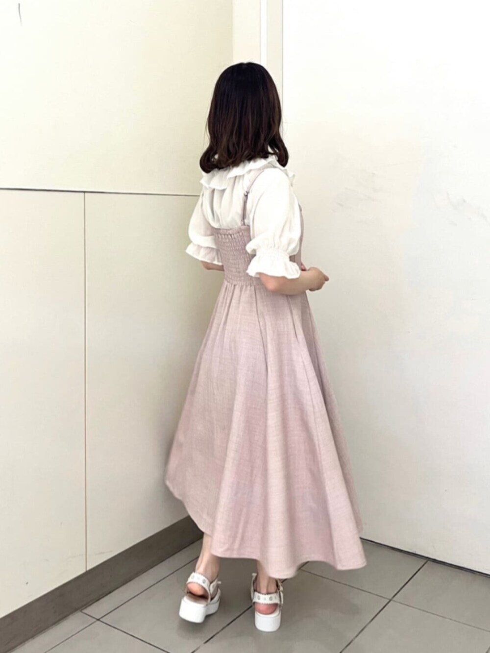 ピンク系のワンピース、ホワイト系のTシャツ/カットソー、ホワイト系のサンダルを着用したレディースの夏コーディネートの3枚目の写真