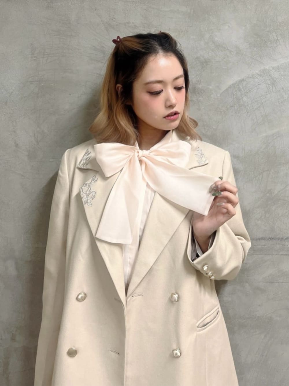 ベージュ系のスカート、ベージュ系のテーラードジャケット、ピンク系のシャツ/ブラウスを着用したレディースの冬コーディネートの7枚目の写真