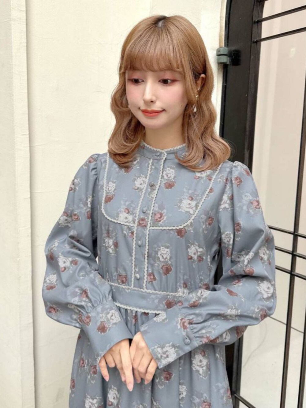 レッド系のパンプス、グレー系のワンピースを着用したレディースの秋コーディネートの2枚目の写真