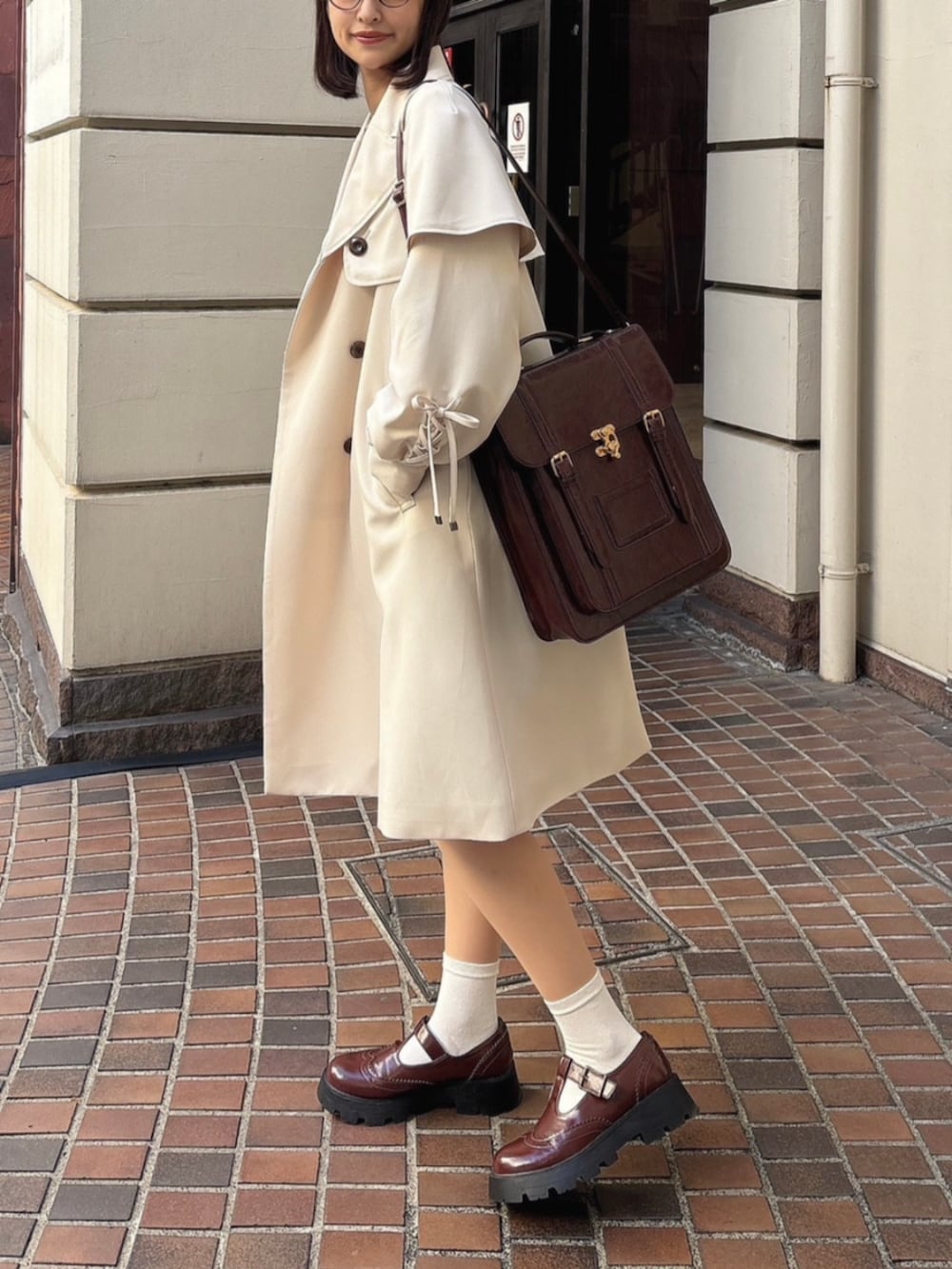 「fint、an another angelus、骨格ウェーブ、イエベ春、お出かけコーデ、春コーデ、トレンチコート、スウェット、トレーナー、刺繍、プリーツスカート、チェック、サッチェルバッグ、Tストラップシューズ、厚底シューズ」｜「F i.n.tのチェックプリーツミニスカート（スカート、グリーン系）」を使った、F i.n.tさん（骨格ウェーブ・レディース・165cm）の冬コーディネートの2枚目の写真