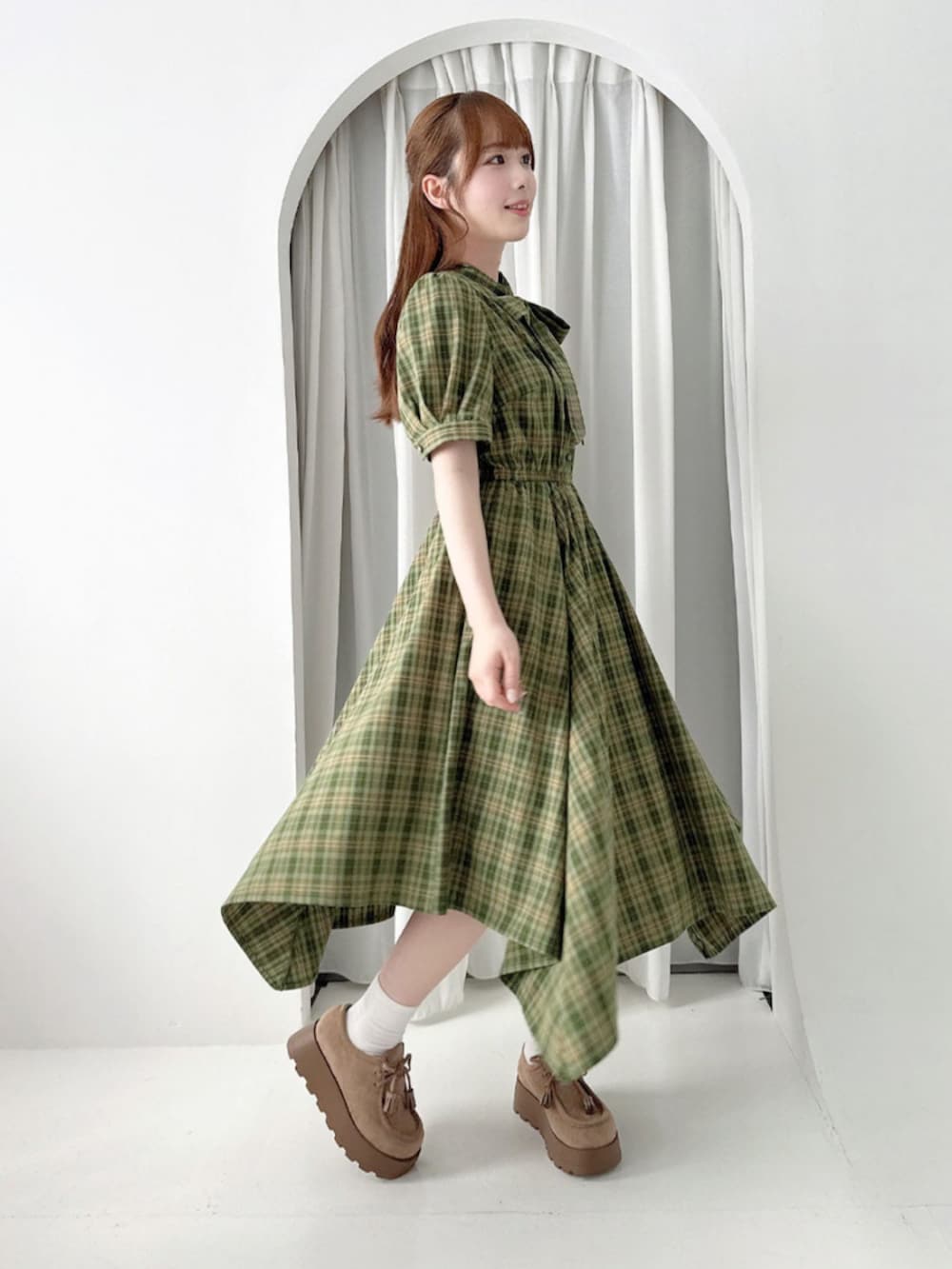 グリーン系のワンピースを着用したレディースの夏コーディネートの3枚目の写真