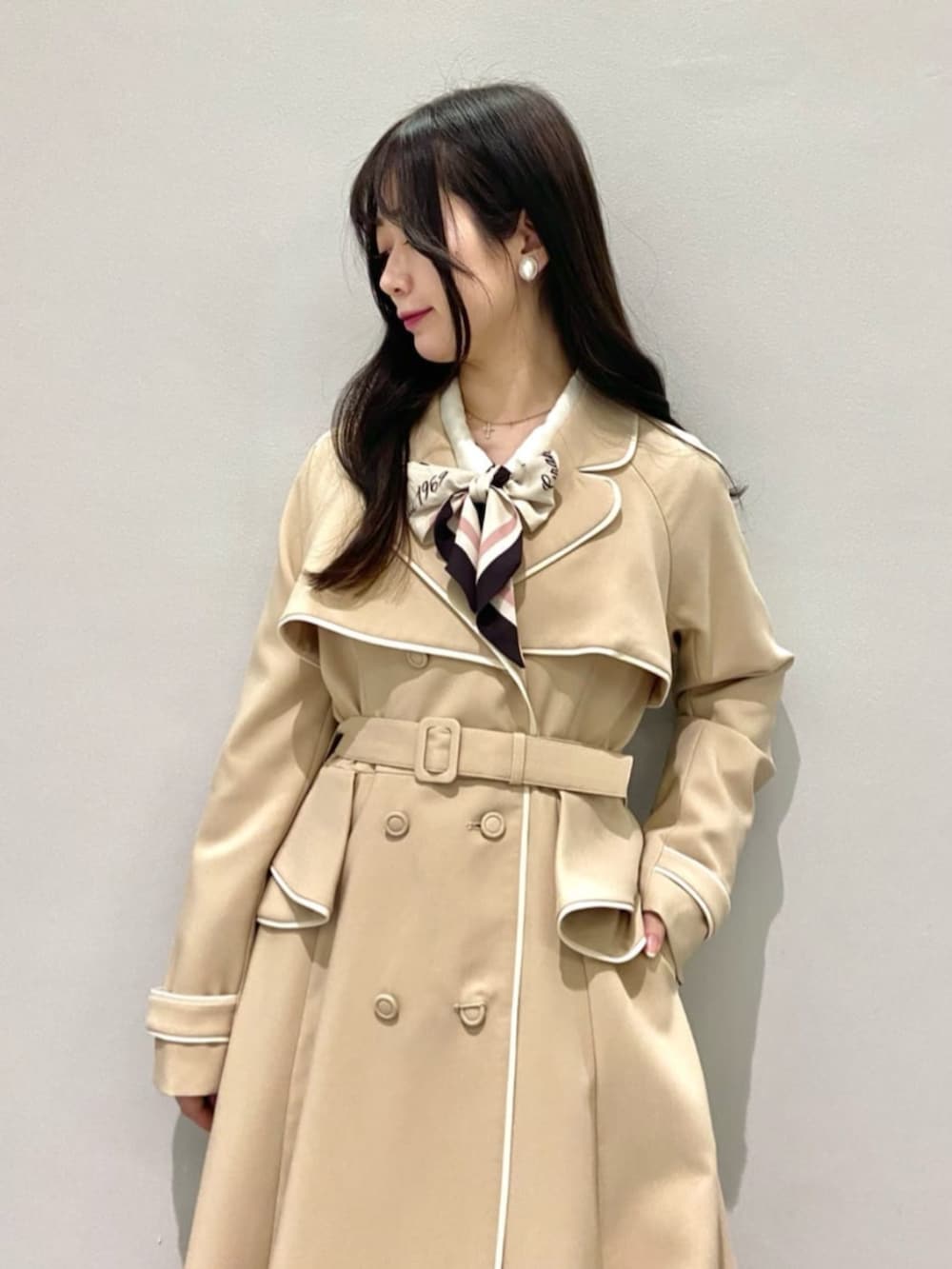 レッド系のパンプス、ホワイト系のスカート、グレー系のシャツ/ブラウスを着用したレディースの春コーディネートの2枚目の写真