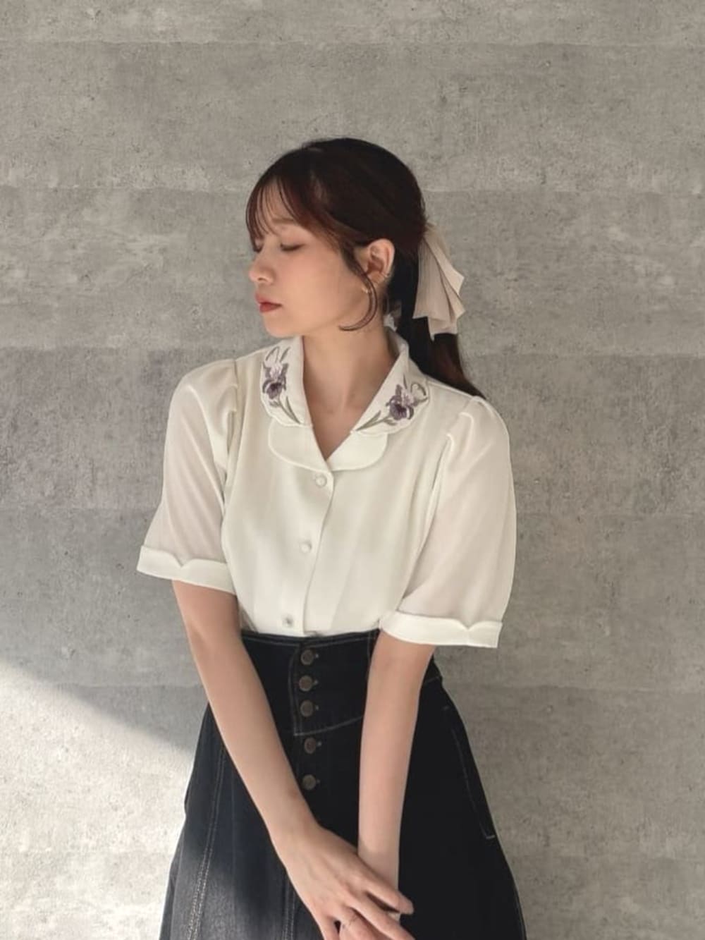 「イエベ春、低身長、デニムコーデ、デニムスカート、花刺繍、リボン」｜「an another angelusの【3サイズ展開】フロント釦デニムフレアースカート（デニムスカート、ブラック系）」を使った、F i.n.tさん（骨格ウェーブ・レディース・150cm）の春コーディネートの4枚目の写真
