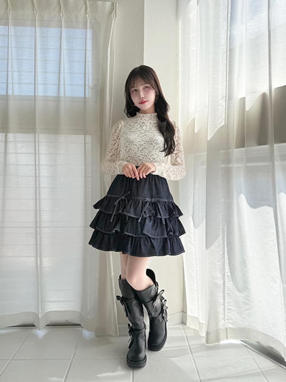 ブルー系のスカート、ホワイト系のTシャツ/カットソー、ホワイト系のタンクトップを着用したレディースの秋コーディネートの3枚目の写真