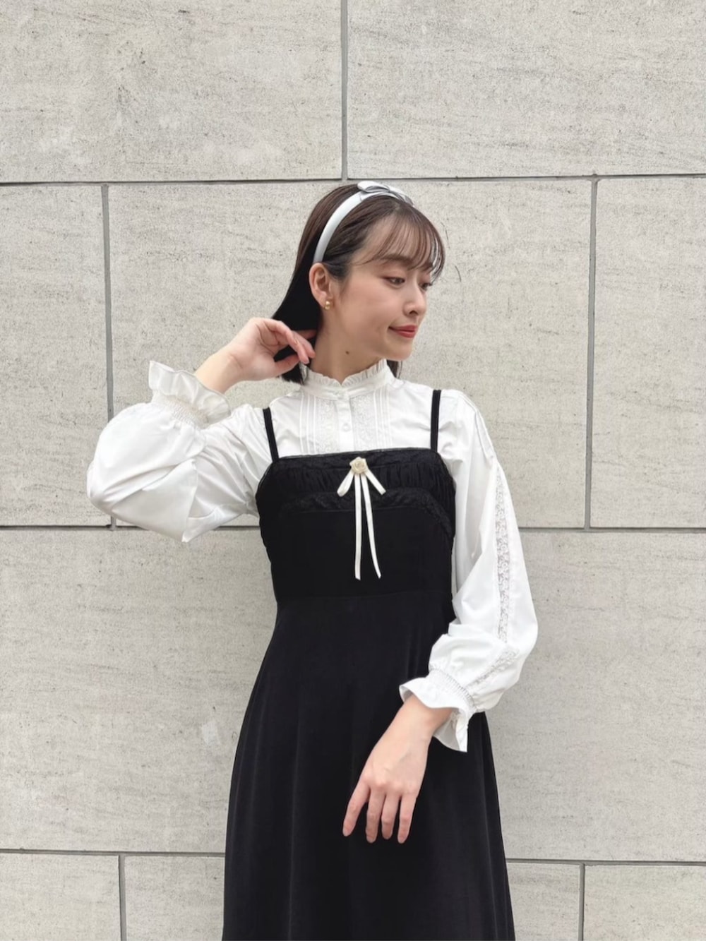 「fint、an another angelus、骨格ウェーブ、イエベ春、高身長女子、お出かけコーデ、春コーデ、モノトーン、モノトーンコーデ、ブラウス、レース、キャミワンピース、ワンピース、ワンピーススタイル、パンプス」｜「F i.n.tのミニリボンカチューシャ（カチューシャ、グレー系）」を使った、F i.n.tさん（骨格ウェーブ・レディース・165cm）の冬コーディネートの3枚目の写真