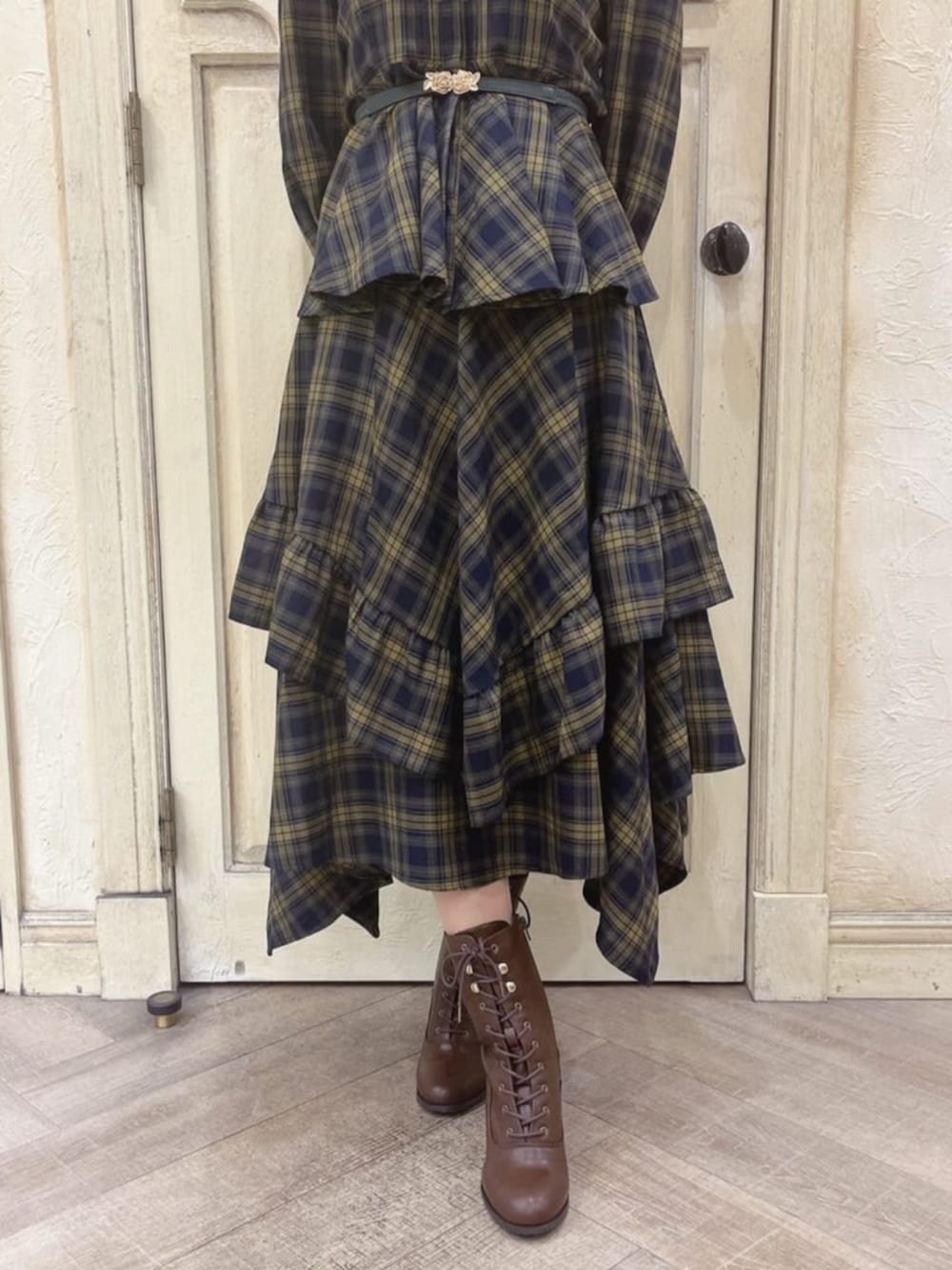 ブルー系のシャツ/ブラウス、ブルー系のスカート、ブラウン系のブーツを着用したレディースの秋コーディネートの2枚目の写真