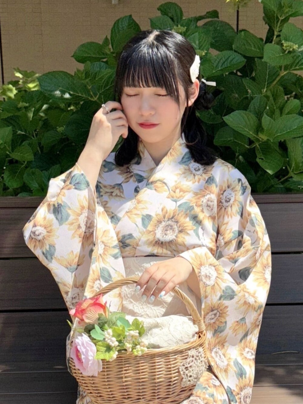 ホワイト系のサンダル、ホワイト系のヘアピン、ホワイト系の浴衣を着用したレディースの夏コーディネートの3枚目の写真