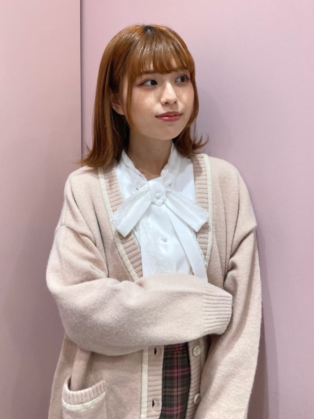 グリーン系のスカート、ピンク系のカーディガン/ボレロ、ホワイト系のシャツ/ブラウスを着用したレディースの秋コーディネートの2枚目の写真