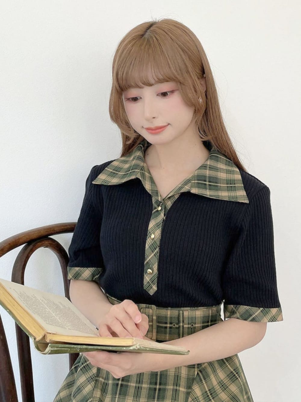 ブラック系のバレエシューズ、ブラック系のポロシャツ、ベージュ系のスカートを着用したレディースの夏コーディネートの2枚目の写真
