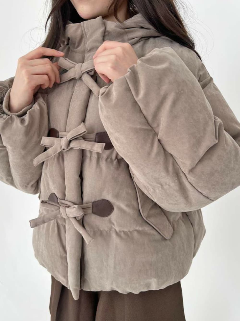 ホワイト系のTシャツ/カットソー、ブラウン系のモカシン/デッキシューズ、ブラウン系のその他パンツを着用したレディースの秋コーディネートの3枚目の写真