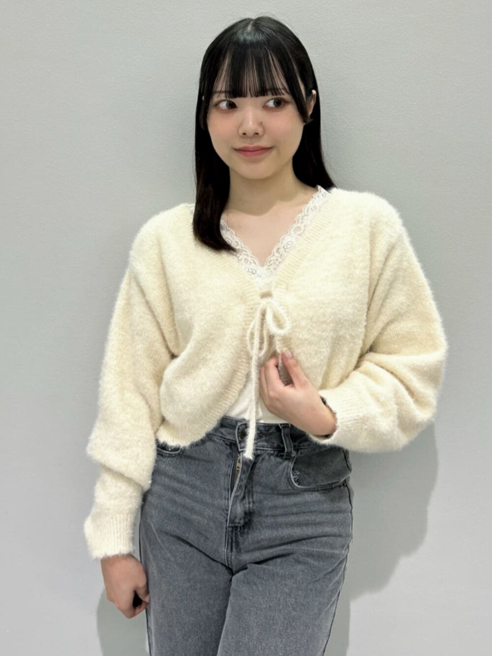 「スニーカー、イエベ春、F i.n.t、ボレロ、レトロ、ガーリー、ハンドバック、チュールリボン、150cm~154cm、カジュアル、カジュアルコーデ、骨格ウェーブ、おでかけコーデ、レイヤードスタイル、24AW秋の新作」｜「F i.n.tのラメフェザーニットボレロ/F&A（カーディガン/ボレロ、ホワイト系）」を使った、F i.n.tさん（レディース・153cm）の秋コーディネートの7枚目の写真