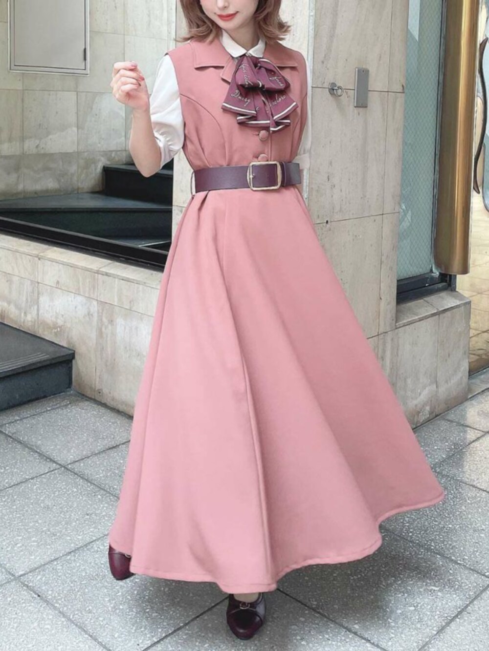 レッド系のワンピース、ベージュ系のシャツ/ブラウスを着用したレディースの夏コーディネートの3枚目の写真