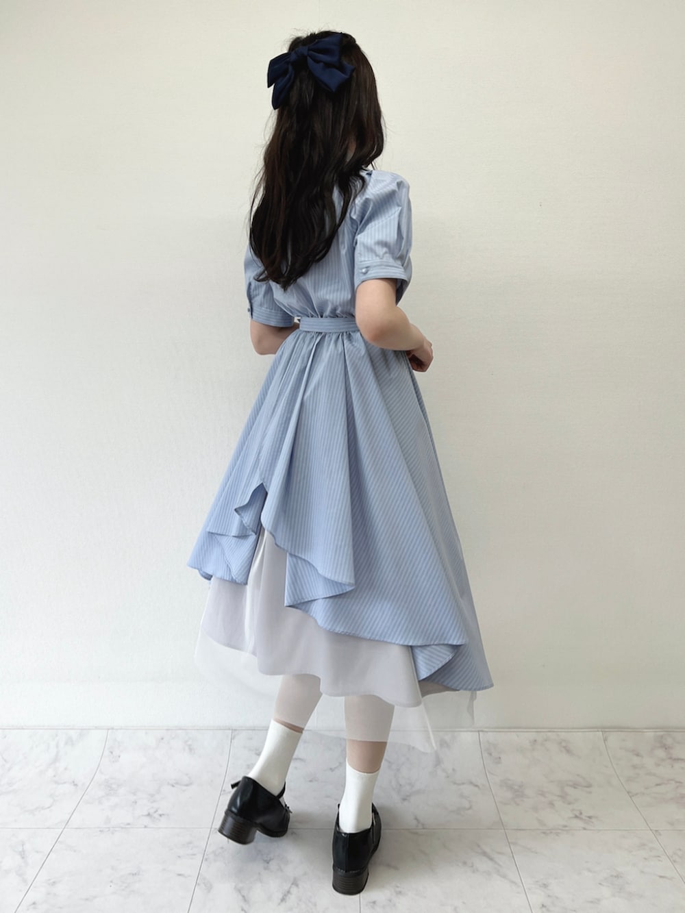 ブラック系のローファー、ブルー系のシャツワンピース、ブルー系のバレッタ/ヘアクリップを着用したレディースの春コーディネートの2枚目の写真