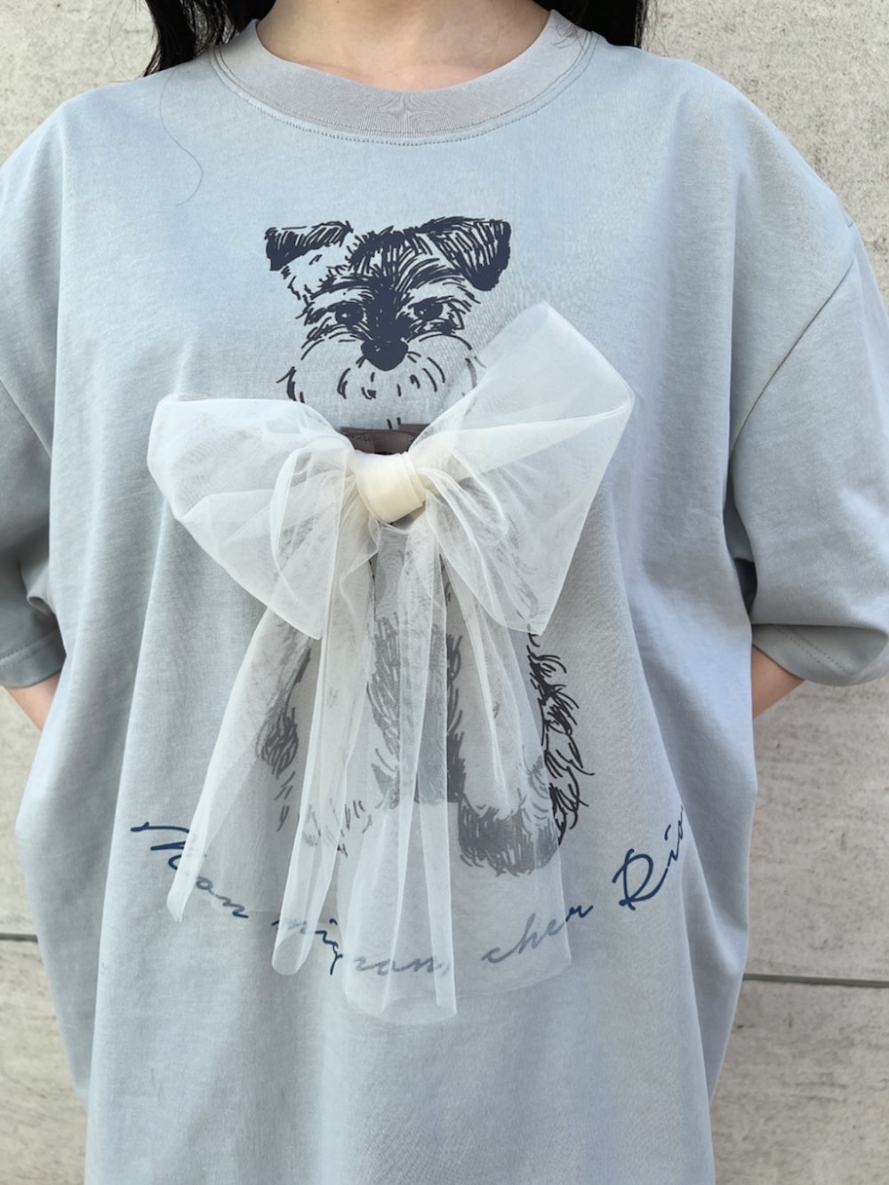 ホワイト系のスカート、ホワイト系のサンダル、グレー系のTシャツ/カットソーを着用したレディースの春コーディネートの4枚目の写真