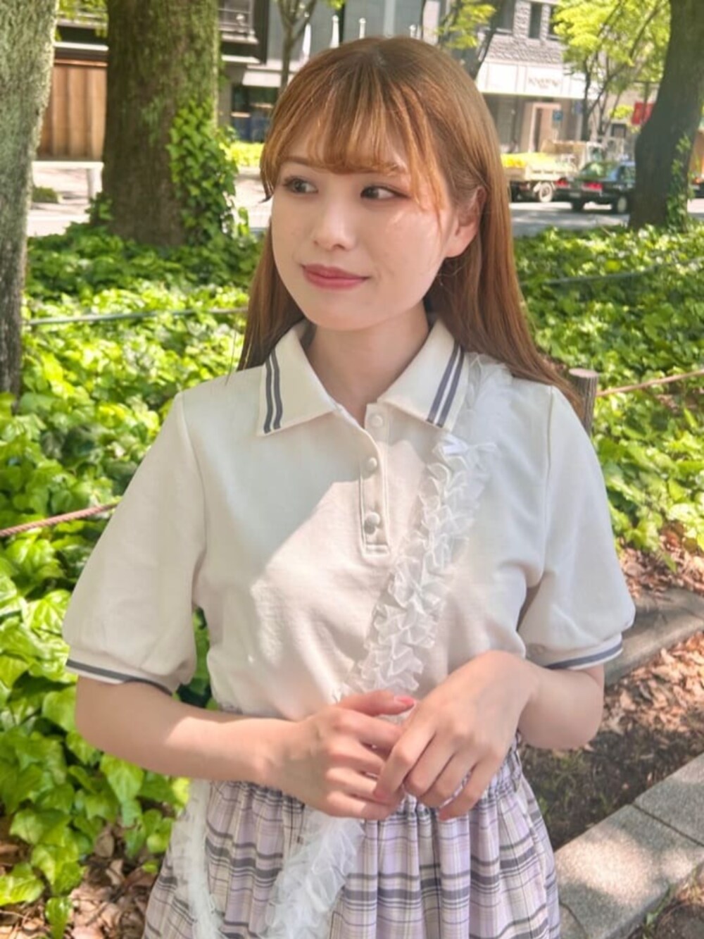 ホワイト系のスカート、ホワイト系のポロシャツを着用したレディースの春コーディネートの4枚目の写真