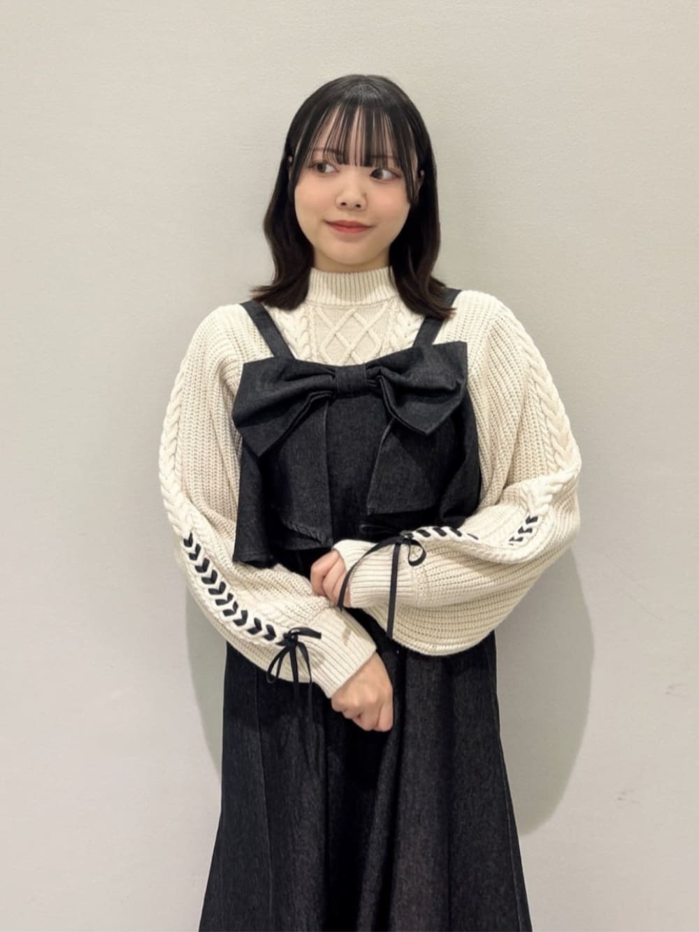 「fint、an another angelus、骨格ウェーブ、イエベ春、低身長、モノトーン、ニット、ニットコーデ、レースアップ、リボン、デニム、ジャンパースカート、ジャンスカ、サッチェルバッグ、厚底シューズ」|「F i.n.tのダブルベルト縦型サッチェルバッグ(ハンドバッグ、グリーン系)」を使った、F i.n.tさん(骨格ウェーブ・レディース・153cm)の冬コーディネートの2枚目の写真