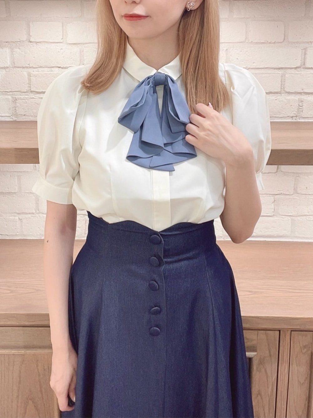 ホワイト系のシャツ/ブラウス、ブラック系のパンプス、ブルー系のトートバッグを着用したレディースの夏コーディネートの3枚目の写真