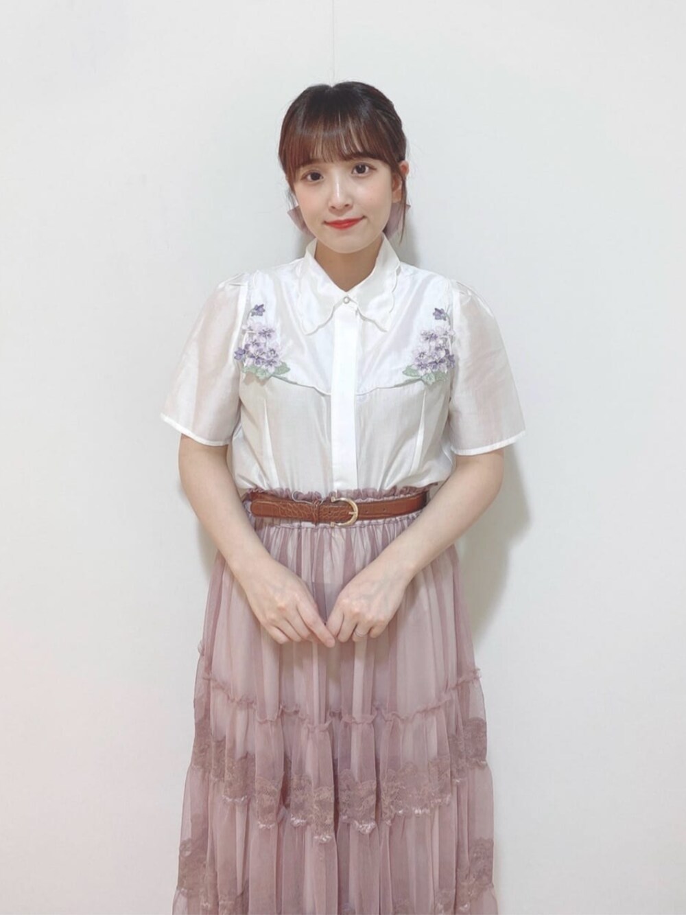 ホワイト系のサンダル、ホワイト系のシャツ/ブラウス、ピンク系のスカートを着用したレディースの夏コーディネートの3枚目の写真