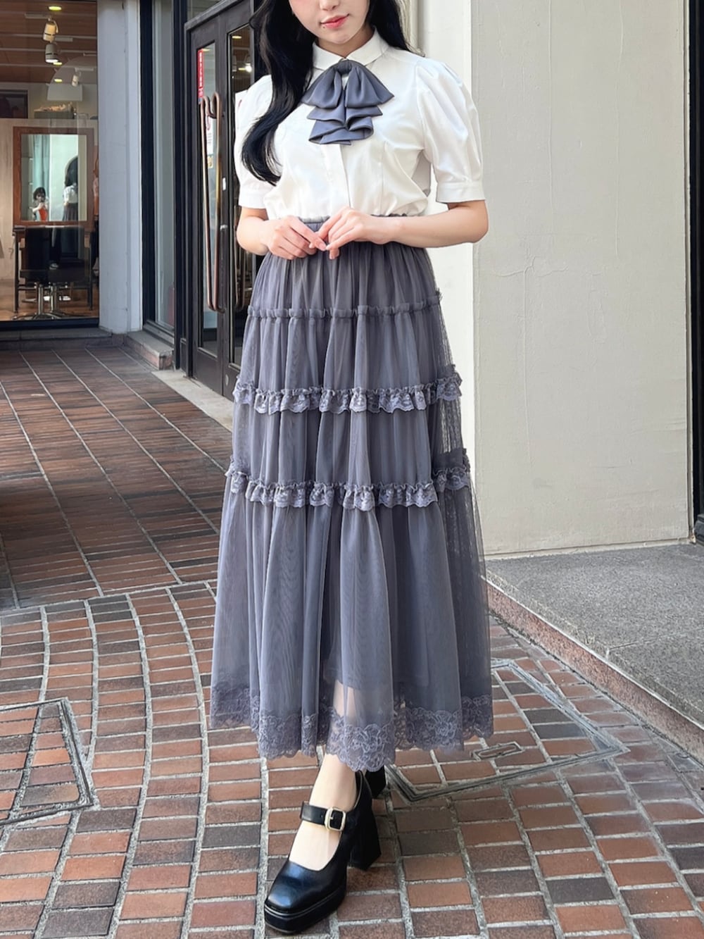 「fint、an another angelus、骨格ウェーブ、骨格ナチュラル、ブルべ、夏コーデ、お出かけコーデ、ootd、モノトーン、モノトーンコーデ、グレー、ブラウス、チュール、チュールスカート、厚底シューズ」｜「an another angelusのドレープタイ付きシャツ【新色追加】（シャツ/ブラウス、ホワイト系）」を使った、F i.n.tさん（骨格ウェーブ・レディース・157cm）の夏コーディネートの2枚目の写真