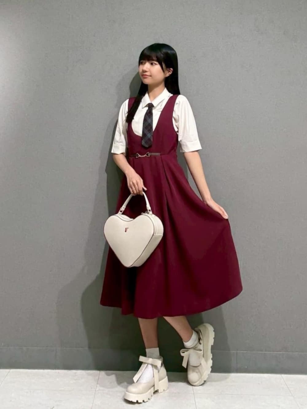「fint、an another angelus、骨格ナチュラル、イエベ秋、高身長女子、夏コーデ、お出かけコーデ、プレッピー、レトロ、ブラウス、ネクタイ、チェック、ジャンパースカート、ジャンスカ、厚底シューズ」｜「F i.n.tのビッグリボン厚底パンプス（パンプス、ホワイト系）」を使った、F i.n.tさん（骨格ナチュラル・レディース・165cm）の夏コーディネートの2枚目の写真
