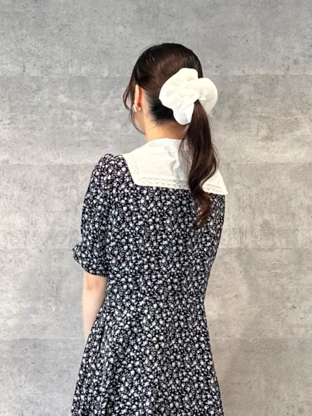 ベージュ系のハンドバッグ、ブラック系のワンピースを着用したレディースの春コーディネートの4枚目の写真