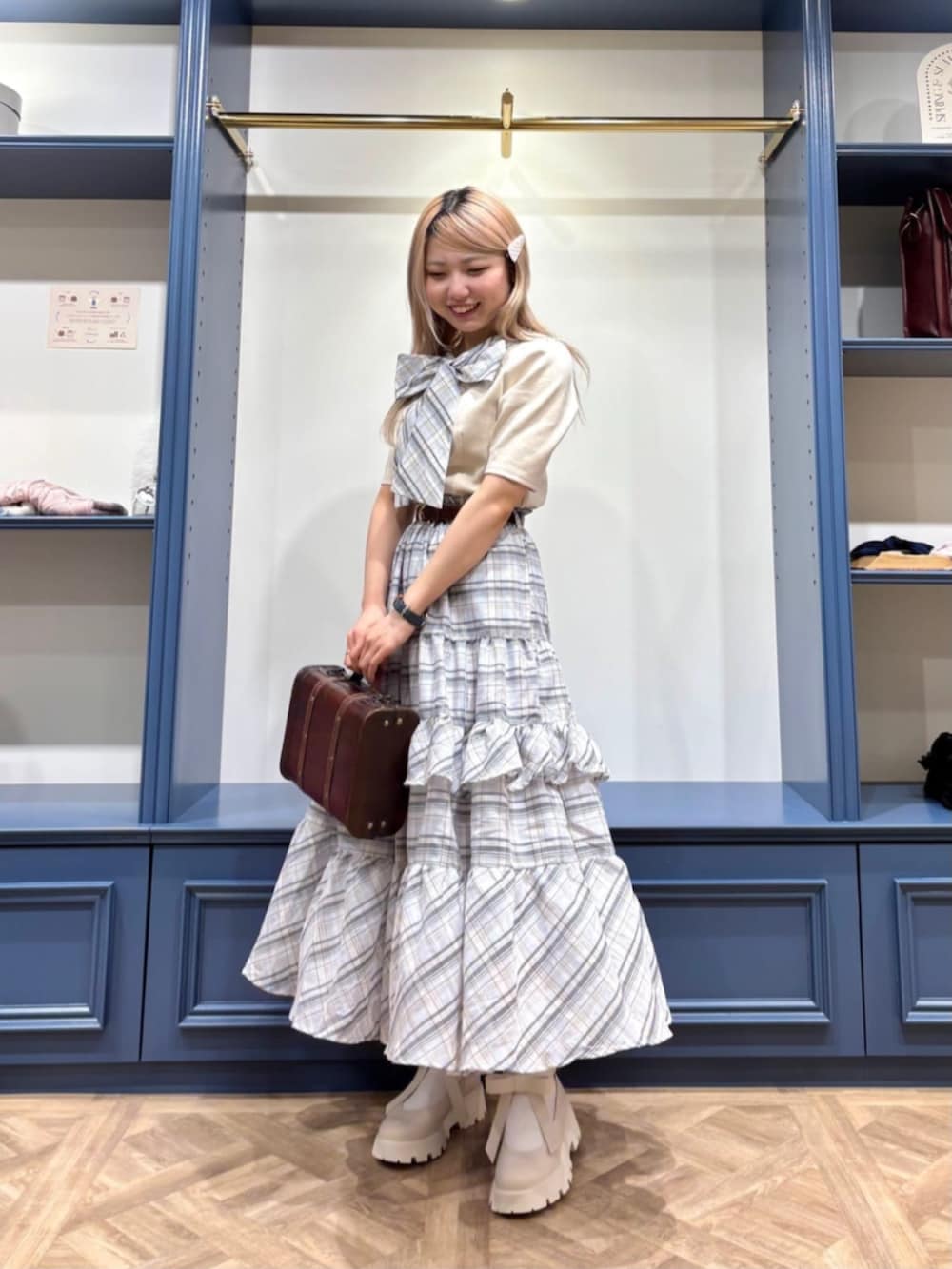 「fint、an another angelus、骨格ストレート、ブルべ夏、春コーデ、夏コーデ、お出かけコーデ、ディズニーコーデ、セットアップ、セットアップスタイル、Tシャツ、リボン、スカート、ティアードスカート、チェック」｜「F i.n.tのビッグリボン厚底パンプス（パンプス、ホワイト系）」を使った、F i.n.tさん（骨格ストレート・レディース・155cm）の春コーディネートの2枚目の写真