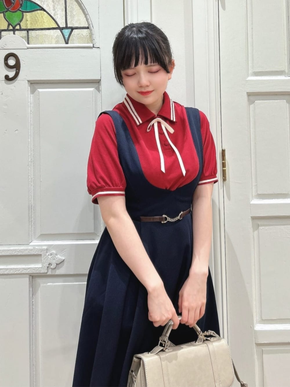 「fint、an another angelus、骨格ストレート、ブルベ冬、春コーデ、夏コーデ、お出かけコーデ、今日のコーデ、ポロシャツ、リボン、赤、ジャンパースカート、ジャンスカ、ネイビー、ローファー」|「F i.n.tのダブルベルト縦型サッチェルバッグ(ハンドバッグ、ベージュ系)」を使った、F i.n.tさん(骨格ストレート・レディース・156cm)の春コーディネートの2枚目の写真
