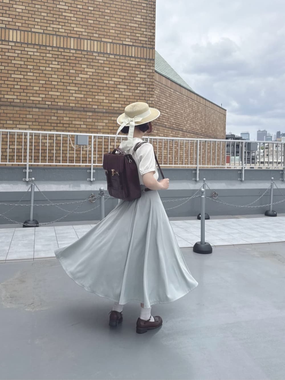 「fint、an another angelus、骨格ウェーブ、イエベ春、春服コーデ、春コーデ、淡色コーデ、ブラウス、刺繍、スカート、ハイウエスト、ミントグリーン、サッチェルバッグ、ローファー、帽子」|「F i.n.tのダブルベルト縦型サッチェルバッグ(ハンドバッグ、ブラウン系)」を使った、F i.n.tさん(骨格ウェーブ・レディース・160cm)の春コーディネートの2枚目の写真